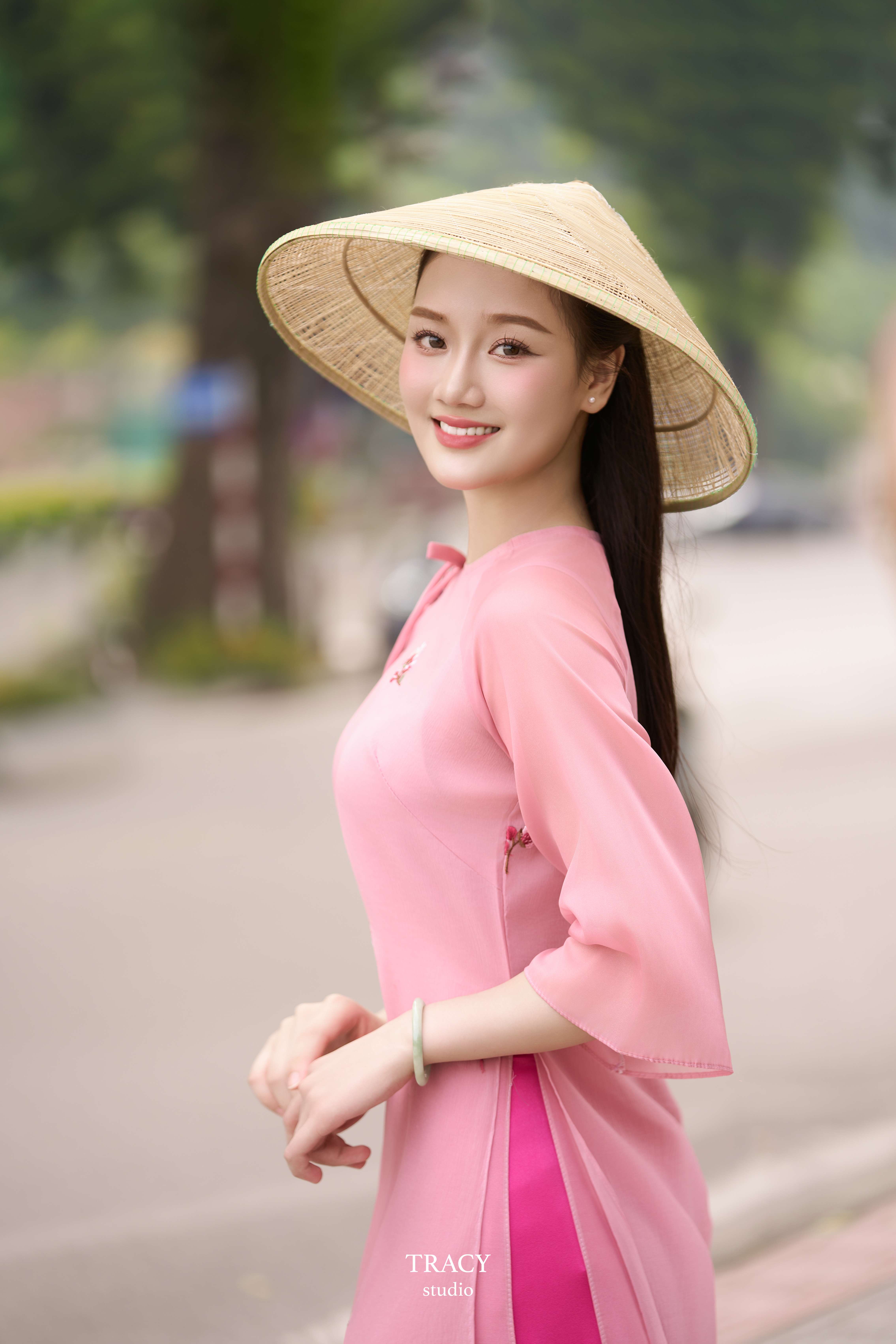frontend/img/gallery/tinh-khoi-ao-dai-viet/tracy-studio-chup-concept-ao-dai-hong (8).jpg